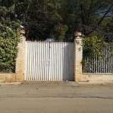 Giungiamo cos� su un'ampia rotonda: da qui scegliamo di immetterci sulla sinistra in viale Tre Pile. � una lingua d'asfalto che ospita persino l�ingresso di una villa, composto due colonne in pietra e un cancello bianco che nasconde un giardino con alti alberi...